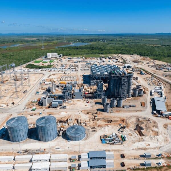 Vista aérea de una planta de producción de cajas eléctricas industriales en construcción.